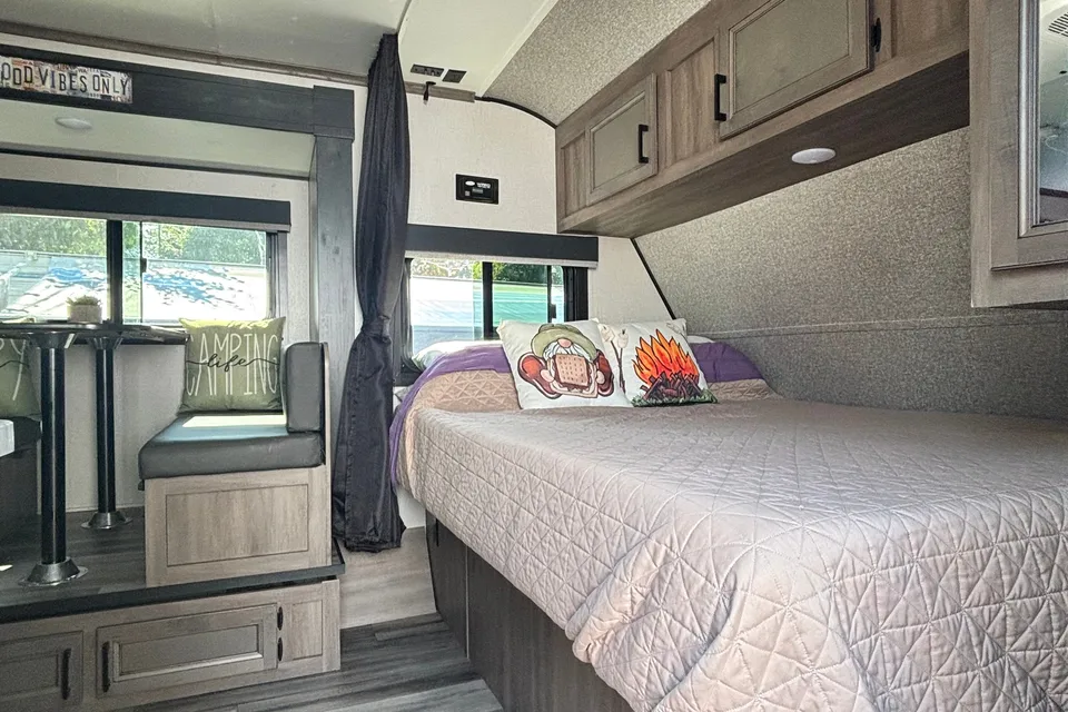 Lightweight - 21 foot Travel Trailer with Queen Bed and Bunks