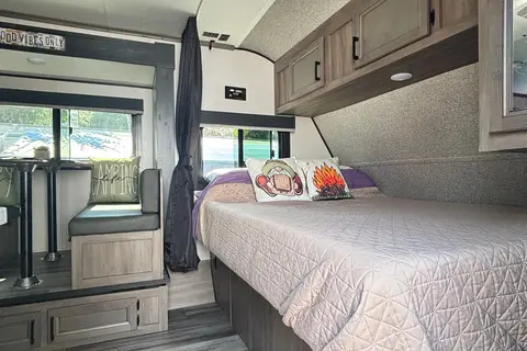 Lightweight - 21 foot Travel Trailer with Queen Bed and Bunks