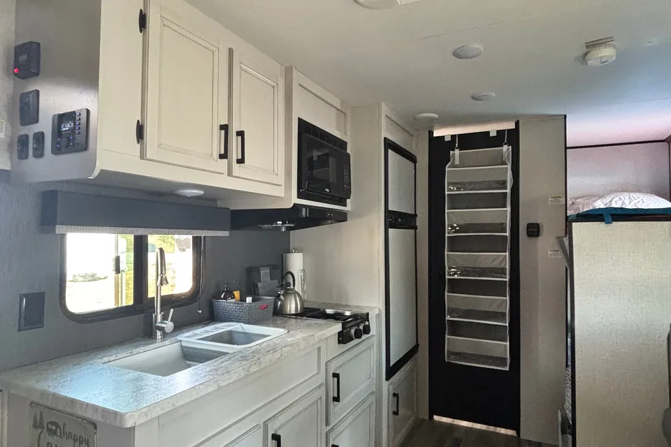 Lightweight - 21 foot Travel Trailer with Queen Bed and Bunks