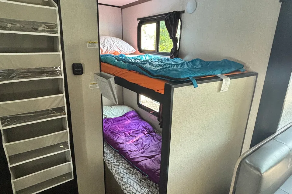 Lightweight - 21 foot Travel Trailer with Queen Bed and Bunks