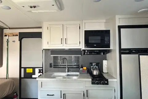 Lightweight - 21 foot Travel Trailer with Queen Bed and Bunks
