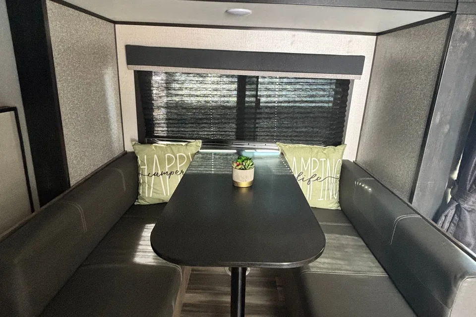 Lightweight - 21 foot Travel Trailer with Queen Bed and Bunks