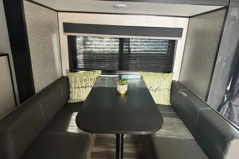 Lightweight - 21 foot Travel Trailer with Queen Bed and Bunks