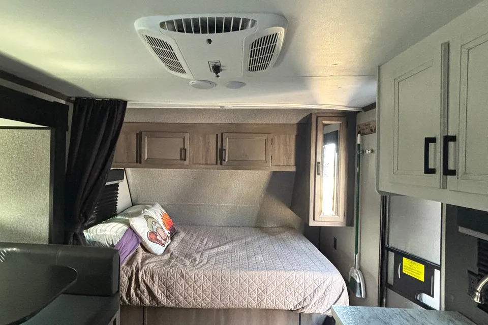 Lightweight - 21 foot Travel Trailer with Queen Bed and Bunks