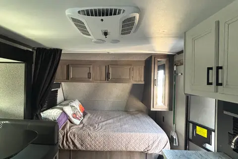 Lightweight - 21 foot Travel Trailer with Queen Bed and Bunks