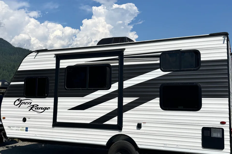Lightweight - 21 foot Travel Trailer with Queen Bed and Bunks
