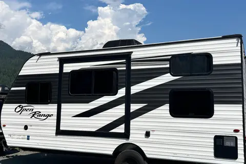 Lightweight - 21 foot Travel Trailer with Queen Bed and Bunks