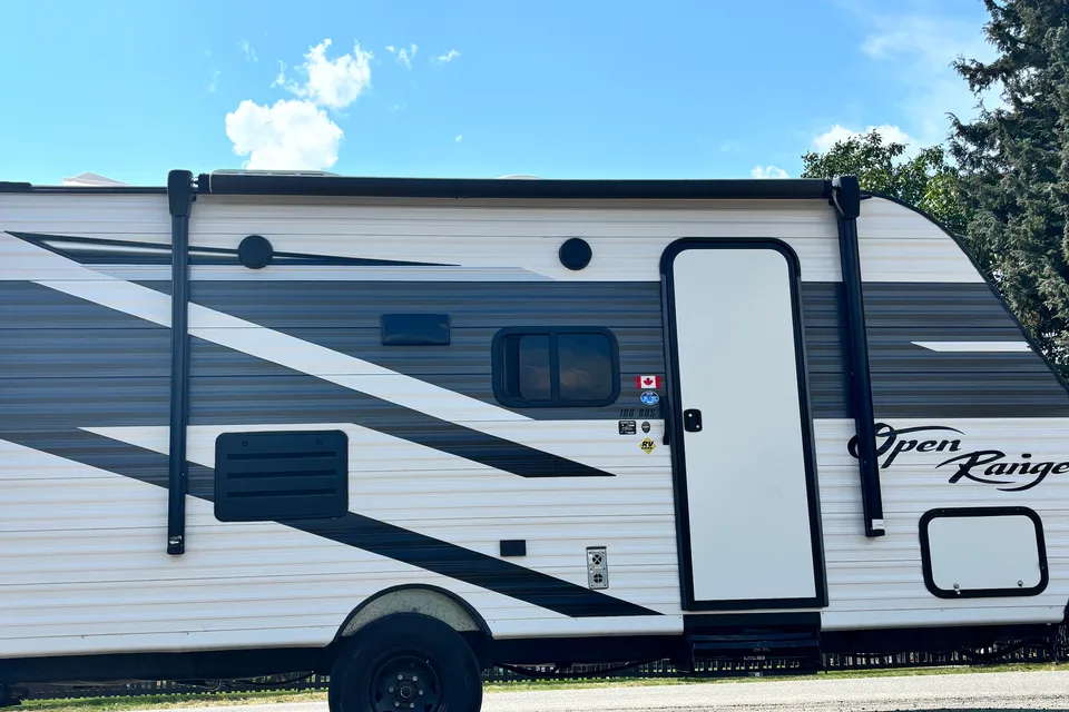 Lightweight - 21 foot Travel Trailer with Queen Bed and Bunks
