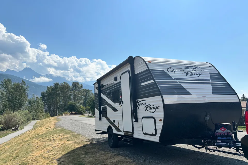Lightweight - 21 foot Travel Trailer with Queen Bed and Bunks