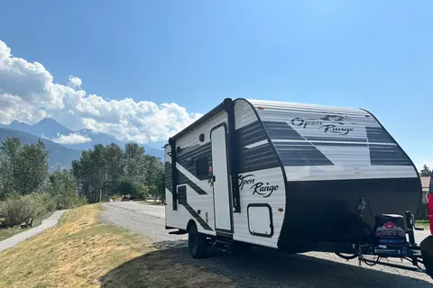 Lightweight - 21 foot Travel Trailer with Queen Bed and Bunks