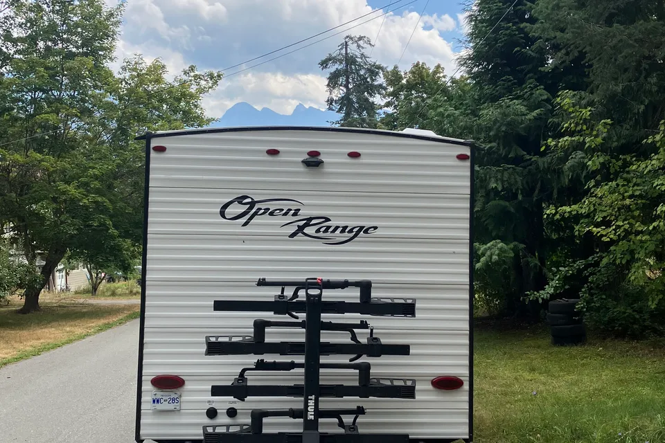 Lightweight - 21 foot Travel Trailer with Queen Bed and Bunks