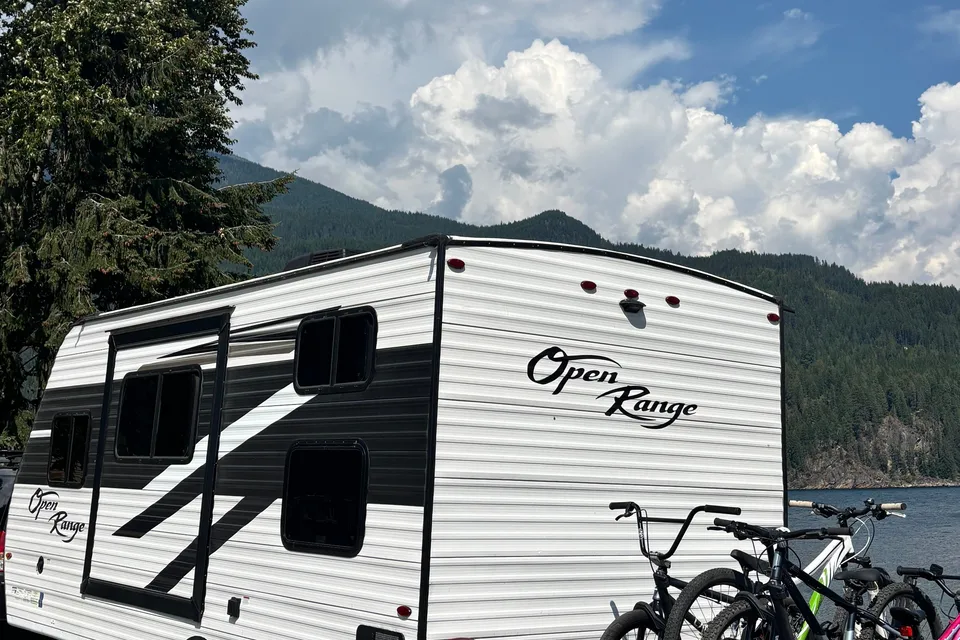 Lightweight - 21 foot Travel Trailer with Queen Bed and Bunks