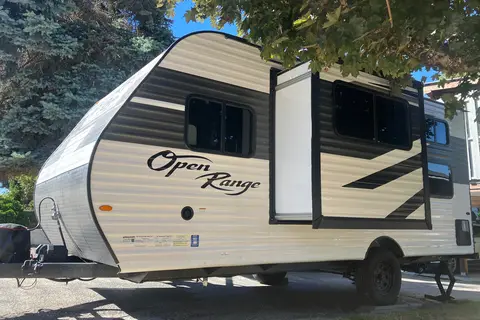 Lightweight - 21 foot Travel Trailer with Queen Bed and Bunks