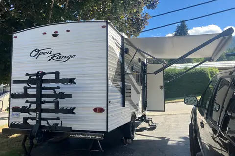 Lightweight - 21 foot Travel Trailer with Queen Bed and Bunks