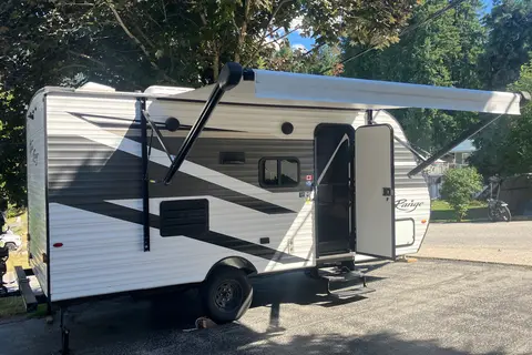 Lightweight - 21 foot Travel Trailer with Queen Bed and Bunks