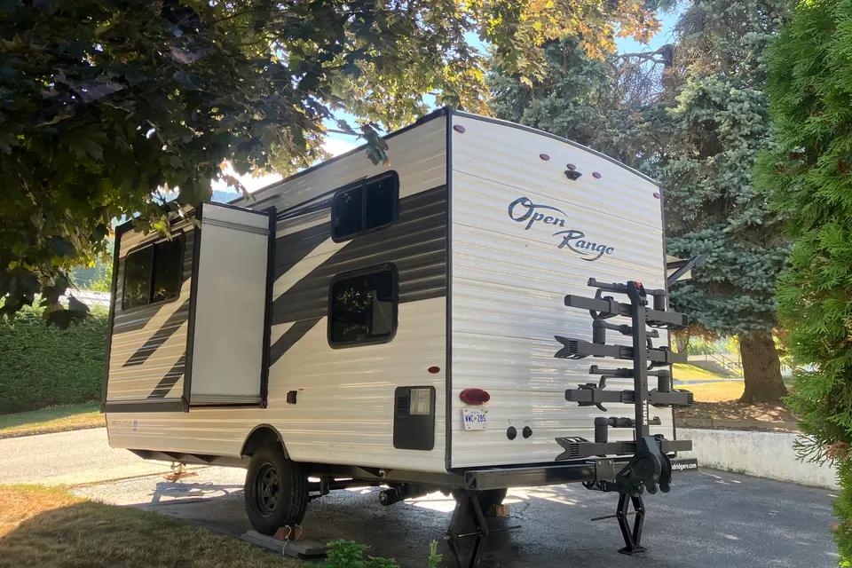 Lightweight - 21 foot Travel Trailer with Queen Bed and Bunks