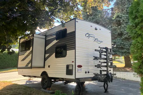 Lightweight - 21 foot Travel Trailer with Queen Bed and Bunks