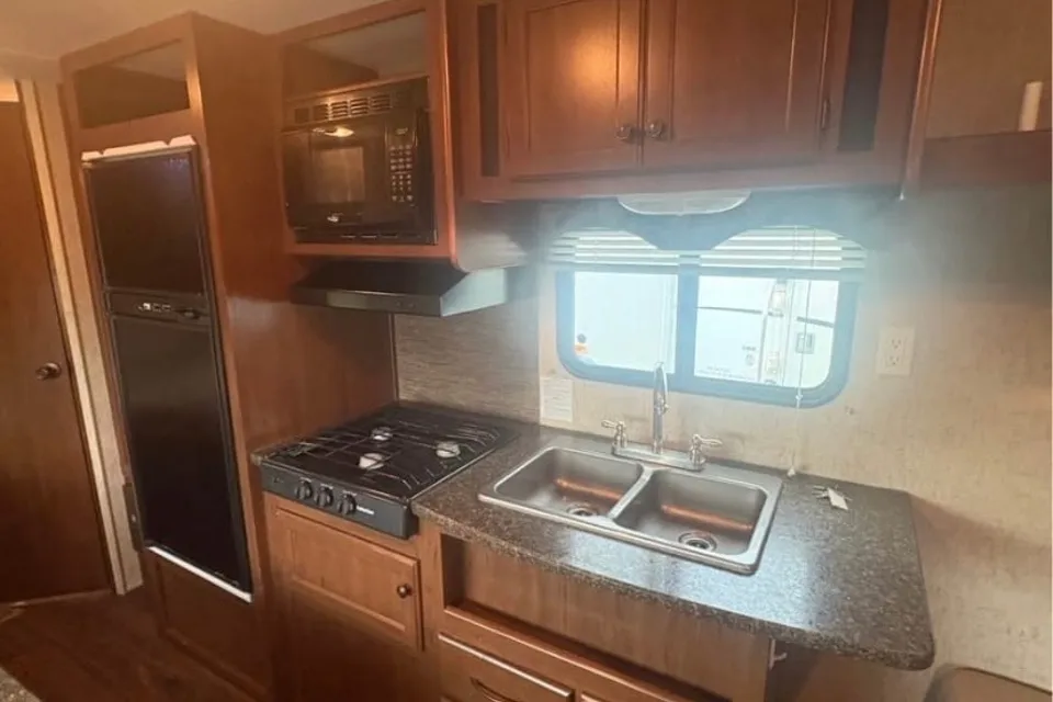 Kawartha RV Rentals Pioneer 25BH Travel Trailer