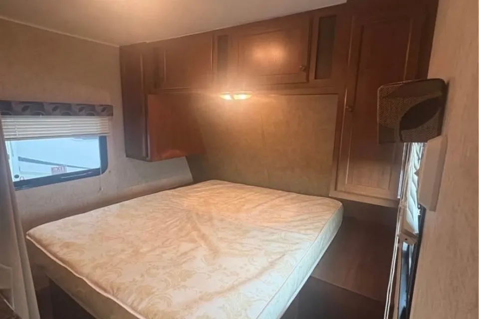 Kawartha RV Rentals Pioneer 25BH Travel Trailer