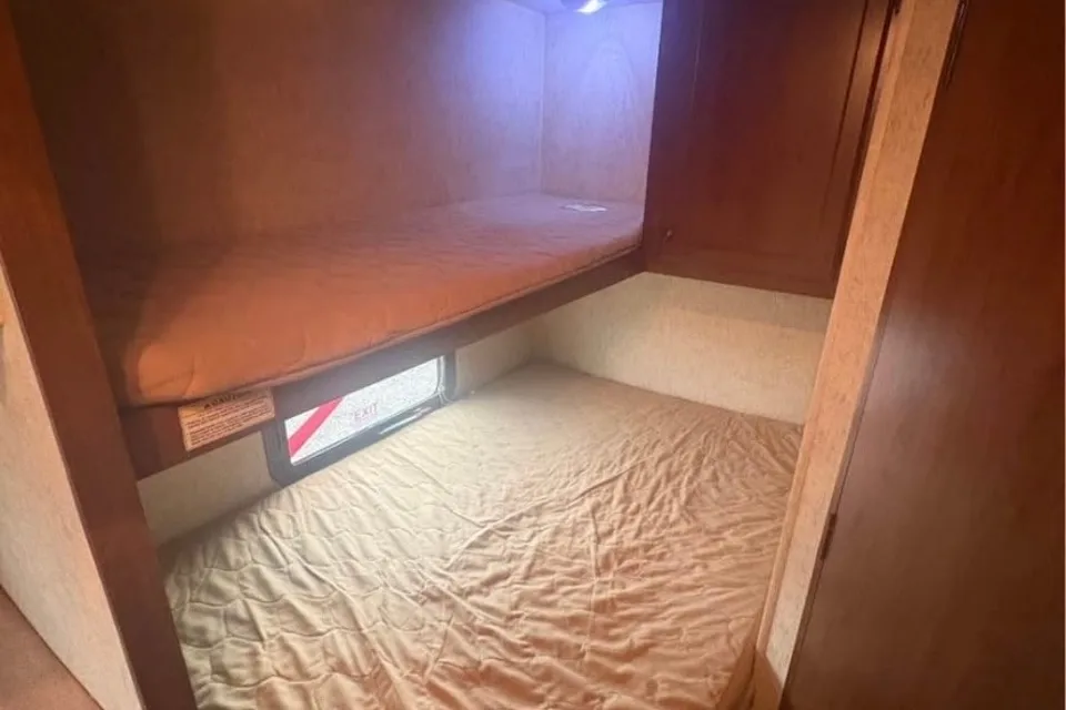 Kawartha RV Rentals Pioneer 25BH Travel Trailer