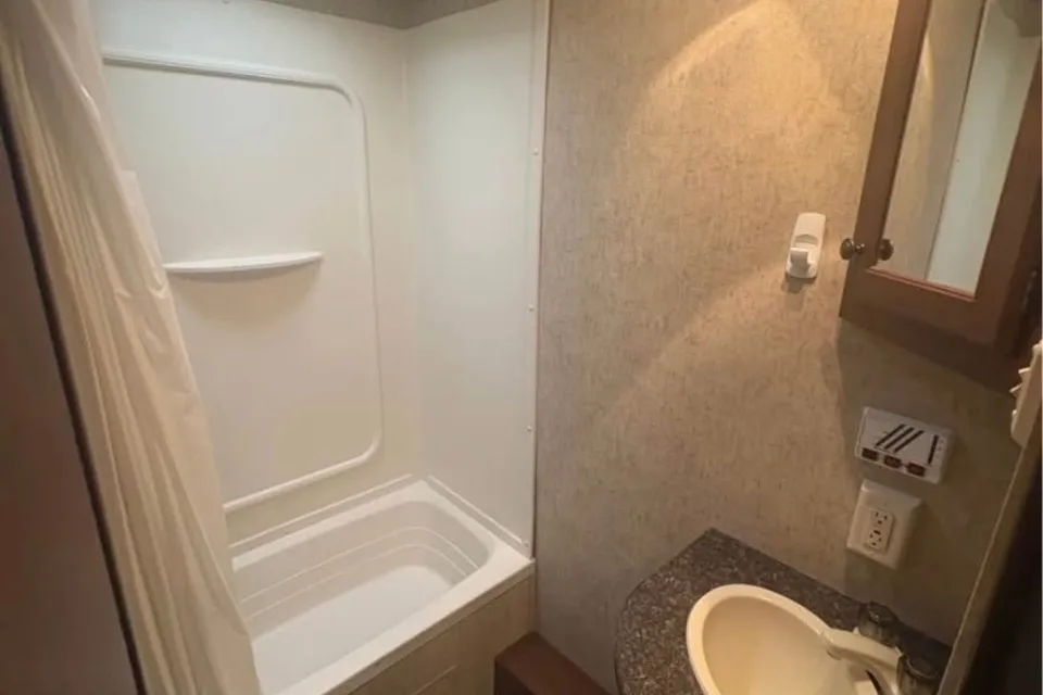 Kawartha RV Rentals Pioneer 25BH Travel Trailer
