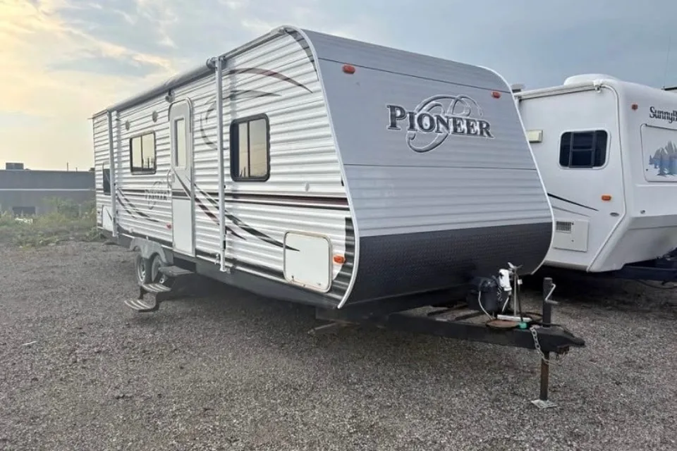 Kawartha RV Rentals Pioneer 25BH Travel Trailer