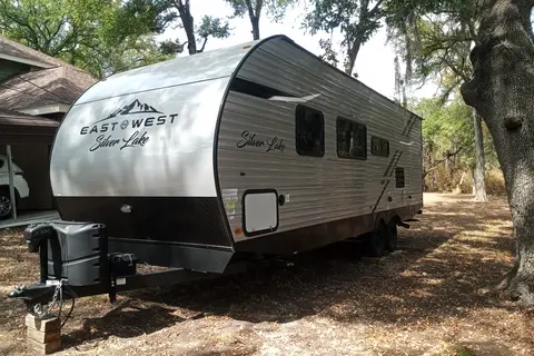 Gloria's east to west Silver Lake Travel Trailer