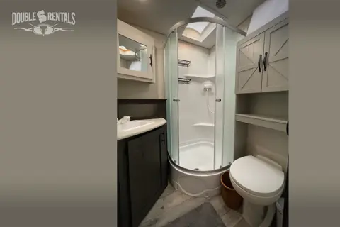 SPORTSMEN DESTINATION w/ Private King Master, Bunks & Residential Fridge!