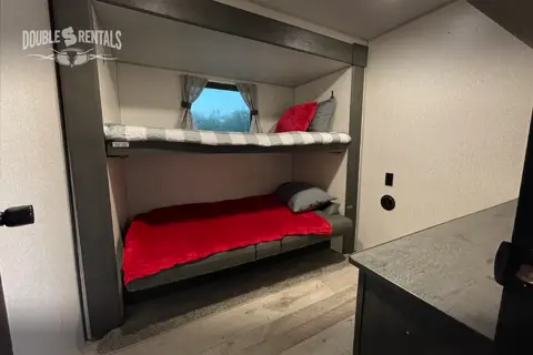 SPORTSMEN DESTINATION w/ Private King Master, Bunks & Residential Fridge!