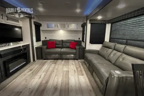 SPORTSMEN DESTINATION w/ Private King Master, Bunks & Residential Fridge!