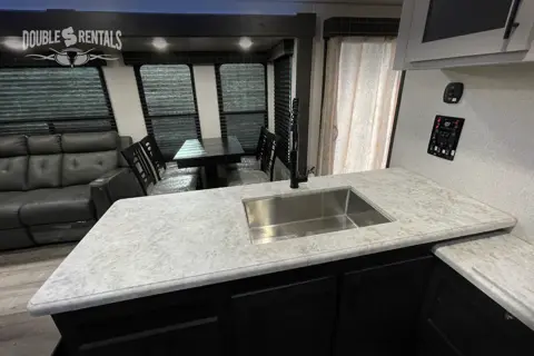 SPORTSMEN DESTINATION w/ Private King Master, Bunks & Residential Fridge!