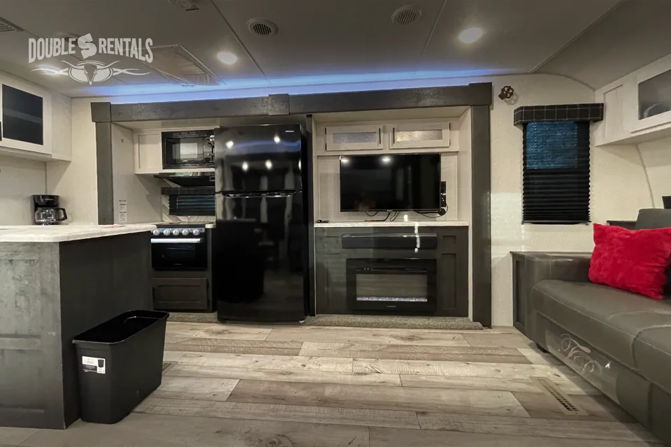 SPORTSMEN DESTINATION w/ Private King Master, Bunks & Residential Fridge!