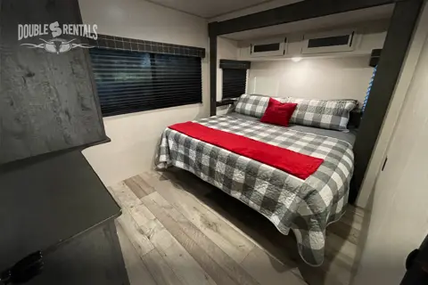 SPORTSMEN DESTINATION w/ Private King Master, Bunks & Residential Fridge!