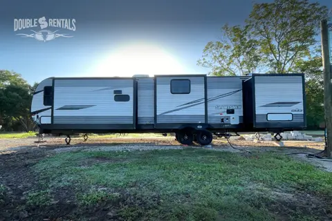 SPORTSMEN DESTINATION w/ Private King Master, Bunks & Residential Fridge!