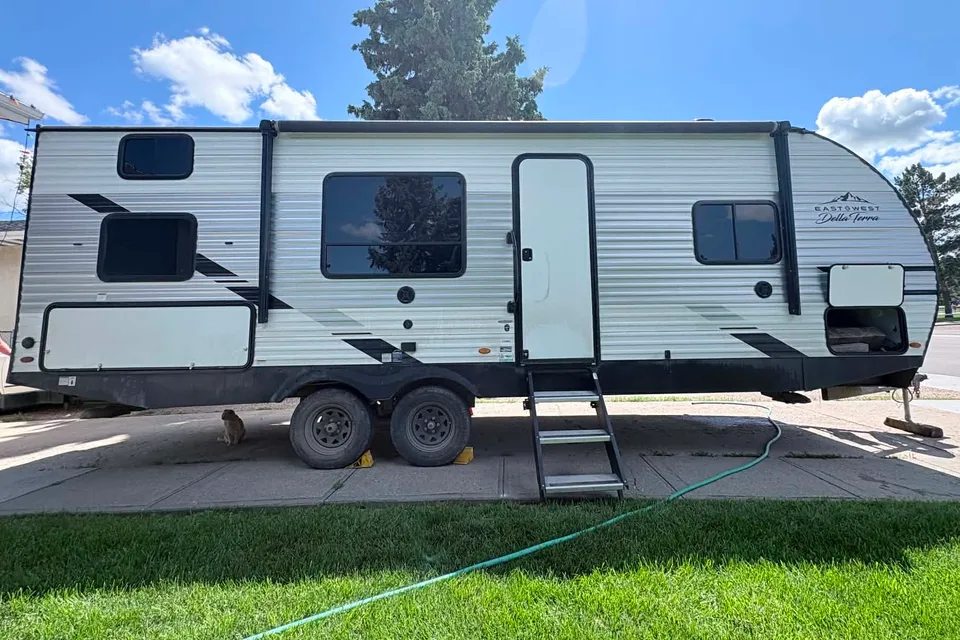 Eevee's East to West Della terra 250bh Travel Trailer