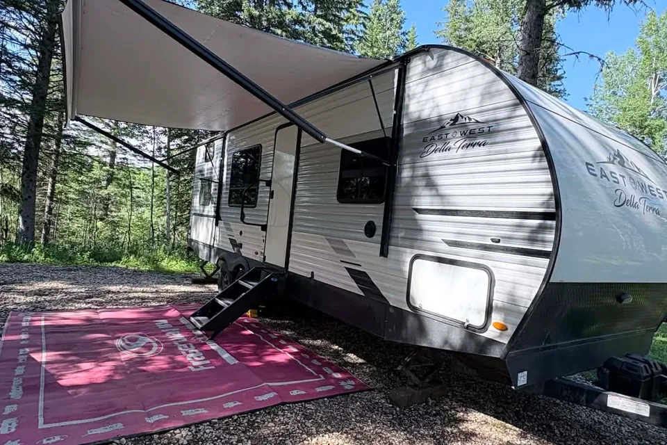 Eevee's East to West Della terra 250bh Travel Trailer