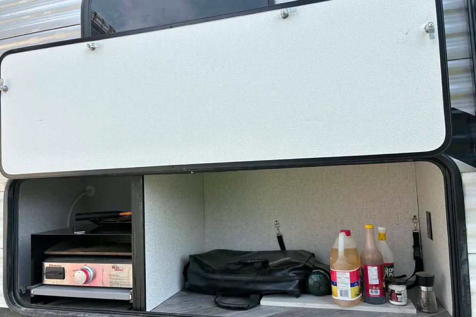 Eevee's East to West Della terra 250bh Travel Trailer