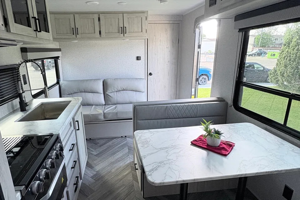 Eevee's East to West Della terra 250bh Travel Trailer