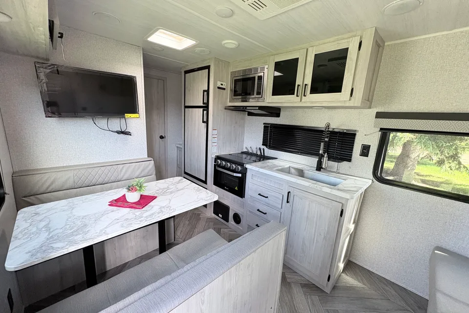 Eevee's East to West Della terra 250bh Travel Trailer
