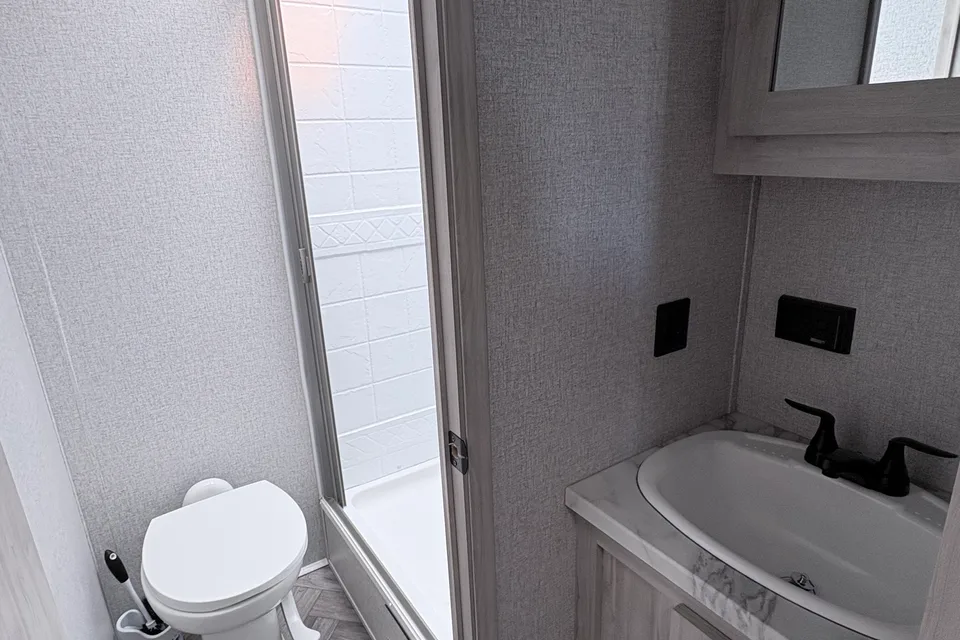 Eevee's East to West Della terra 250bh Travel Trailer
