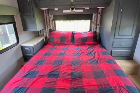 Cozy Updated 29’ Motorhome | 2 Queen Beds | Recliners | Cabin Vibes on Wheels