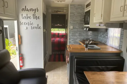 Cozy Updated 29’ Motorhome | 2 Queen Beds | Recliners | Cabin Vibes on Wheels