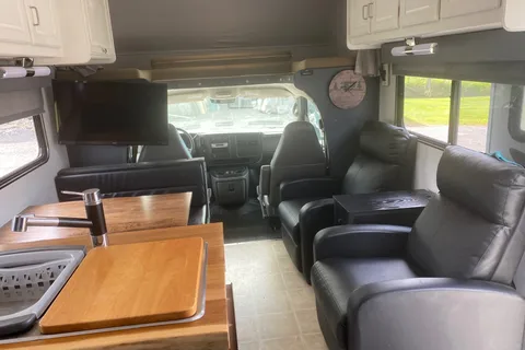 Cozy Updated 29’ Motorhome | 2 Queen Beds | Recliners | Cabin Vibes on Wheels