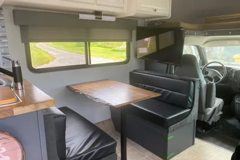 Cozy Updated 29’ Motorhome | 2 Queen Beds | Recliners | Cabin Vibes on Wheels