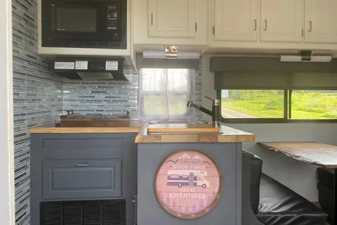 Cozy Updated 29’ Motorhome | 2 Queen Beds | Recliners | Cabin Vibes on Wheels