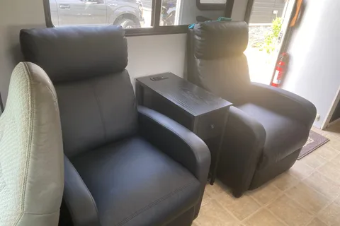 Cozy Updated 29’ Motorhome | 2 Queen Beds | Recliners | Cabin Vibes on Wheels