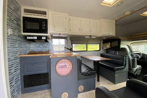 Cozy Updated 29’ Motorhome | 2 Queen Beds | Recliners | Cabin Vibes on Wheels