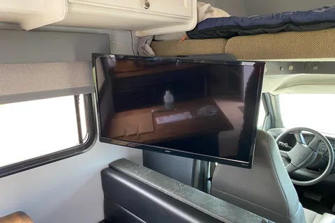 Cozy Updated 29’ Motorhome | 2 Queen Beds | Recliners | Cabin Vibes on Wheels