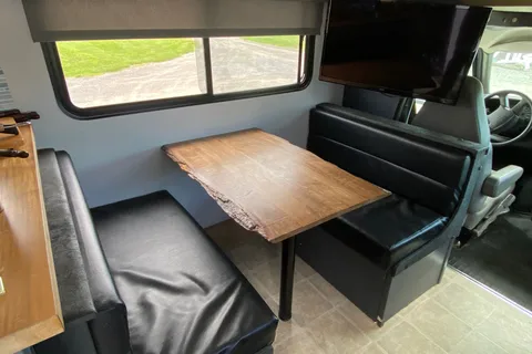 Cozy Updated 29’ Motorhome | 2 Queen Beds | Recliners | Cabin Vibes on Wheels
