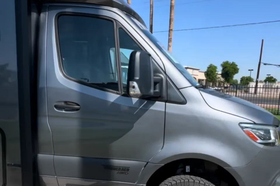 Lulu Van Gogh - SPREKKO Winnebago/Mercedes Class C